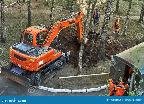 dig big hole hogs fall in with mini excavator|digging holes with mini digger.